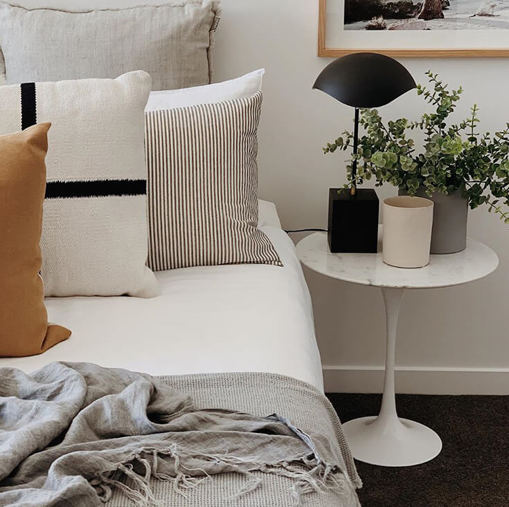Replica Eero Saarinen Tulip Round Marble Side Table | White